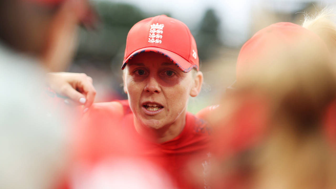 Heather Knight gives the England team talk, Australia vs England, 2nd T20I, Women's Ashes, Canberra, January 23, 2025