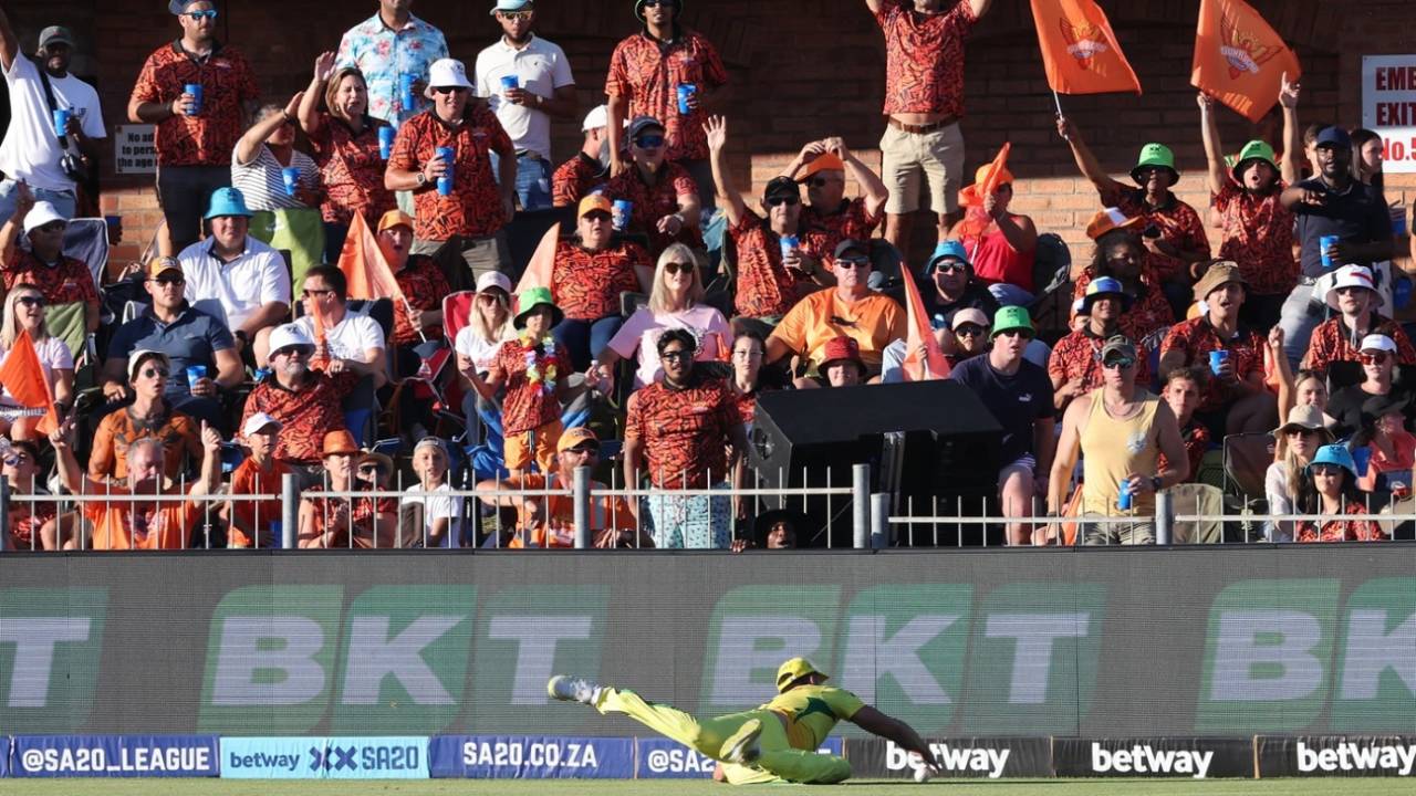 Evan Jones looks to pull the ball back even as the home crowd hopes he doesn't, Sunrisers Eastern Cape vs Joburg Super Kings, SA20, Gqeberha, January 24, 2025