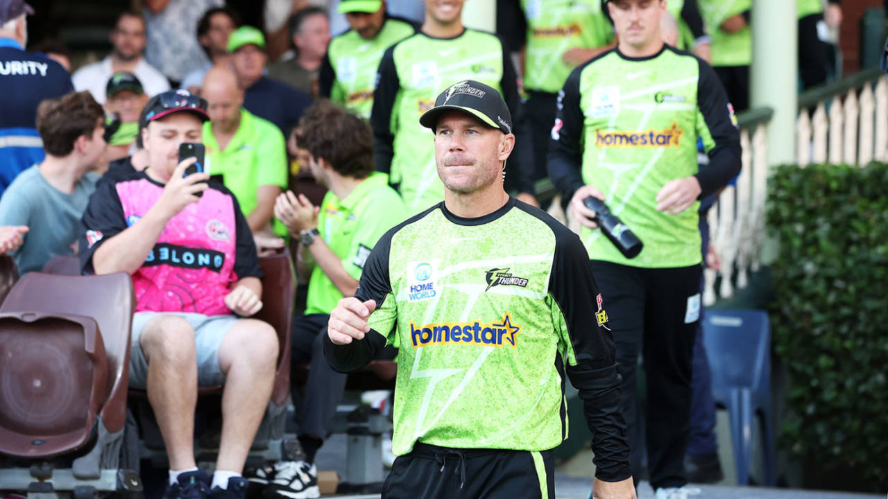 David Warner leads Sydney Thunder onto the field, Sydney Sixers vs Sydney Thunder, BBL, Challenger final, SCG, January 24, 2025