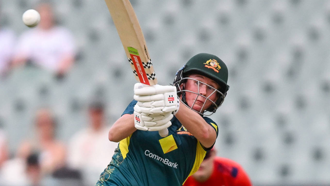 Beth Mooney swings over the leg side, Australia vs England, 3rd T20I, Women's Ashes, Adelaide, January 25, 2025