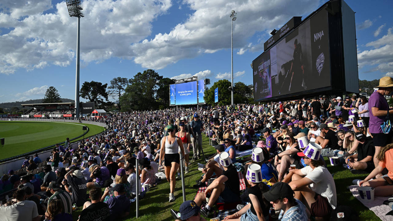 A packed crowd at Ninja Stadium in Hobart, Hobart Hurricanes vs Sydney Thunder, BBL final, Hobart, January 27, 2025