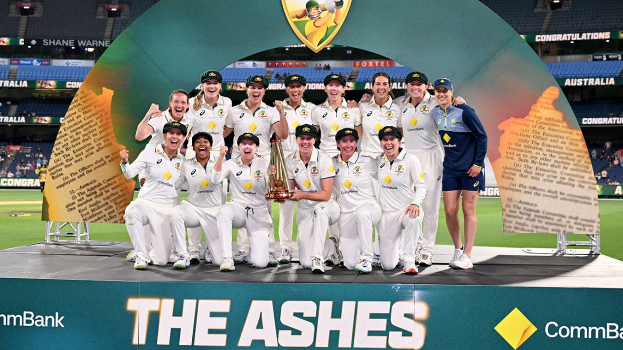 Australia pose with the Women's Ashes trophy, Australia vs England, Women's Ashes, only Test, 3rd day, Melbourne, February 1, 2025