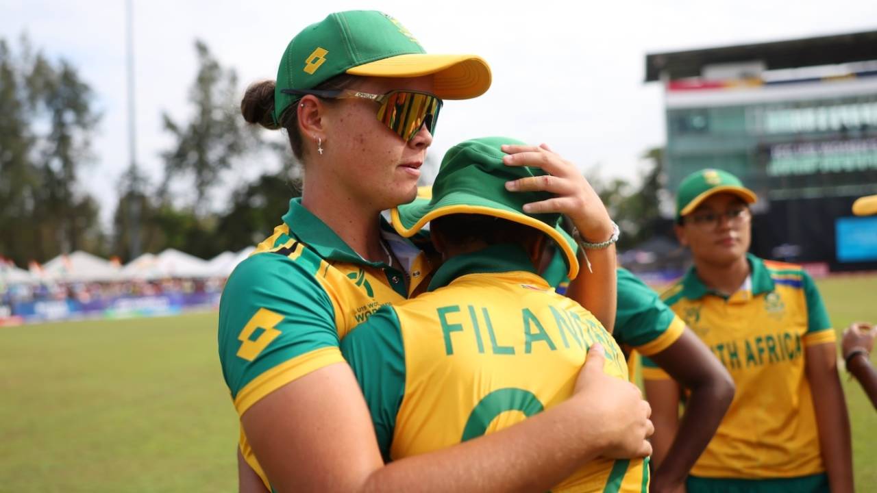 Kayla Reyneke tries to console her team-mate Jae-Leigh Filander, India vs South Africa, Under-19 Women's T20 World Cup final, Kuala Lumpur, February 2, 2025