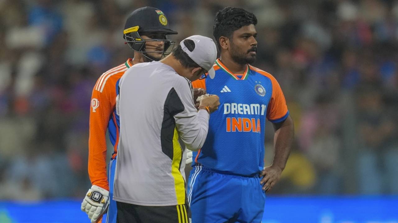 Sanju Samson needed some attention on his finger after being struck by Jofra Archer, India vs England, 5th T20I, Wankhede Stadium, Mumbai, February 2, 2025