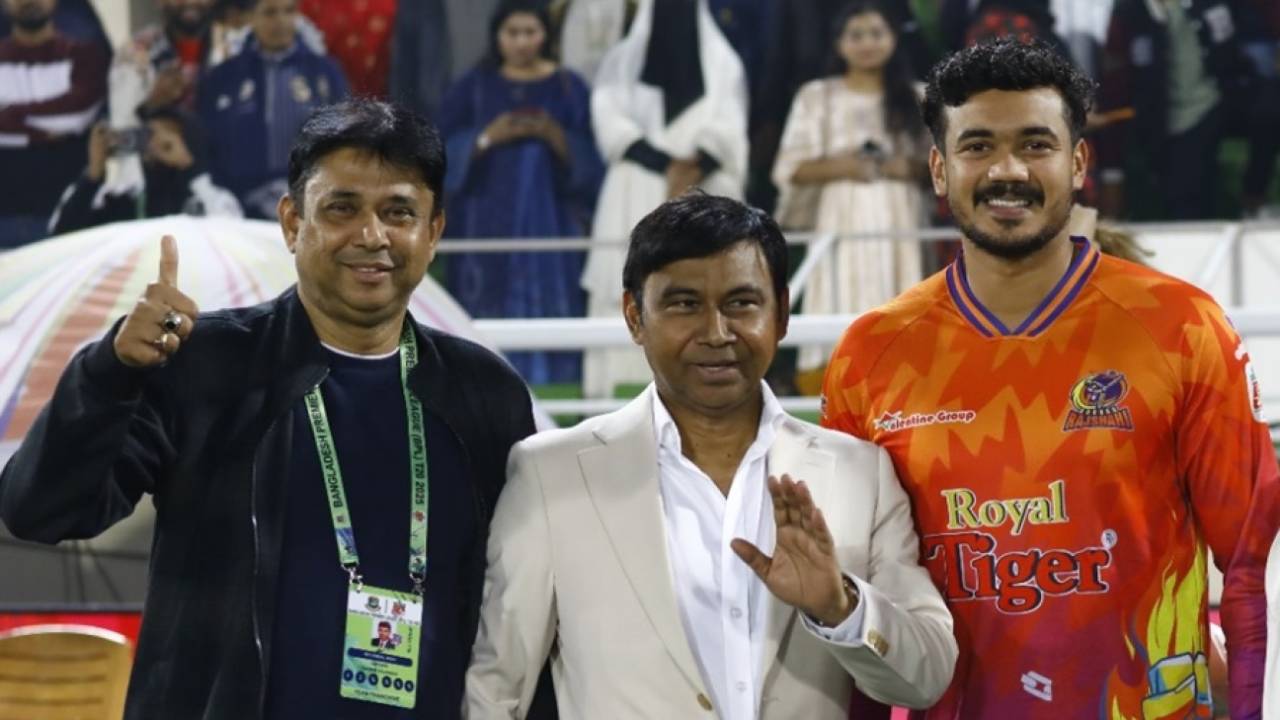 Durbar Rajshahi owner Shafiqur Rahman (second from left) with Taskin Ahmed (centre), January 3, 2025
