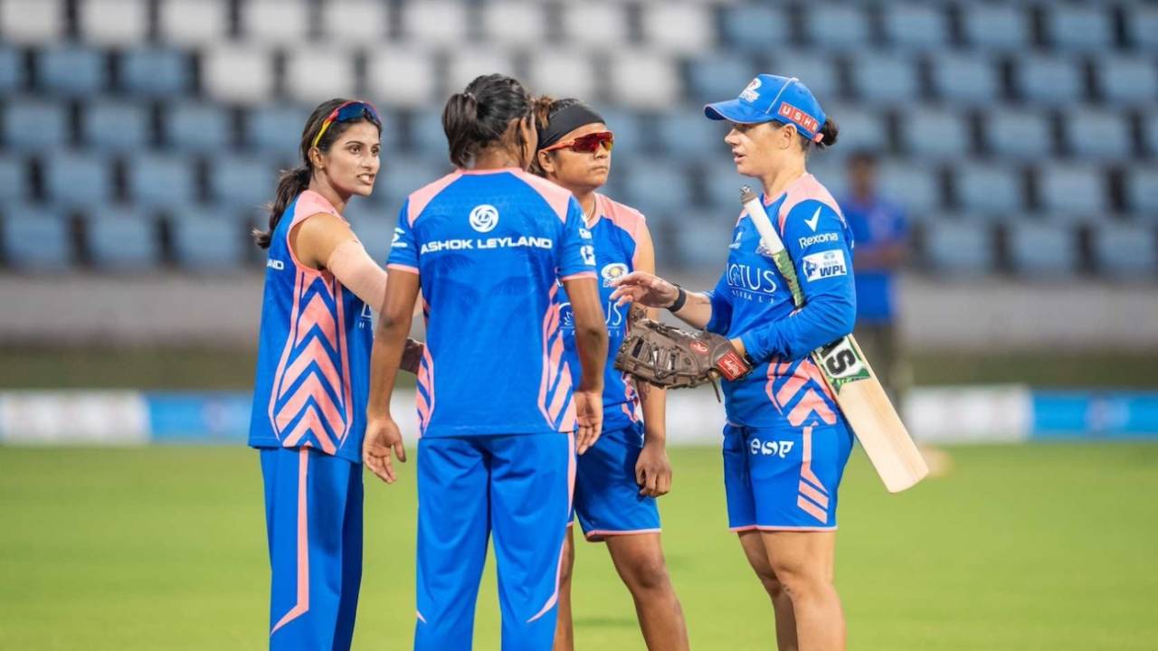 Mumbai Indians' fielding coach has a chat with some of the players, Navi Mumbai, February 7, 2025