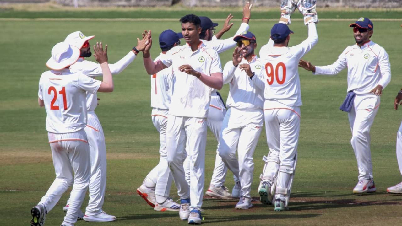 Nachiket Bhute celebrates N Jagadeesan's wicket with his team-mates, Vidarbha vs Tamil Nadu, 2nd quarter-final, Nagpur, 2nd day, Ranji Trophy 2024-25, February 9, 2025