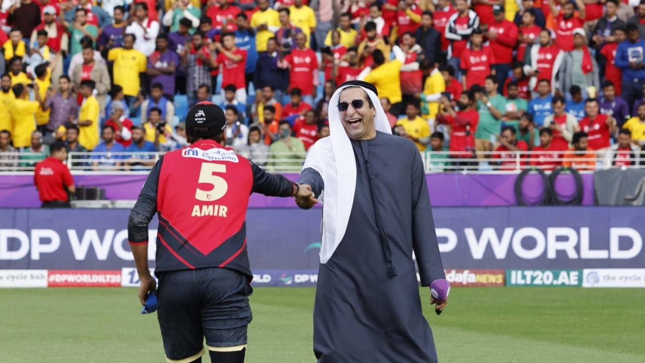 Wasim Akram shares a laugh with Mohammad Amir, Dubai Capitals vs Desert Vipers, final, ILT20, Dubai, February 9, 2025