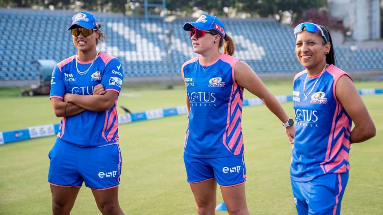 Chloe Tryon, Nadine de Klerk and Shabnim Ismail have a light moment, WPL, Mumbai, February 9, 2025