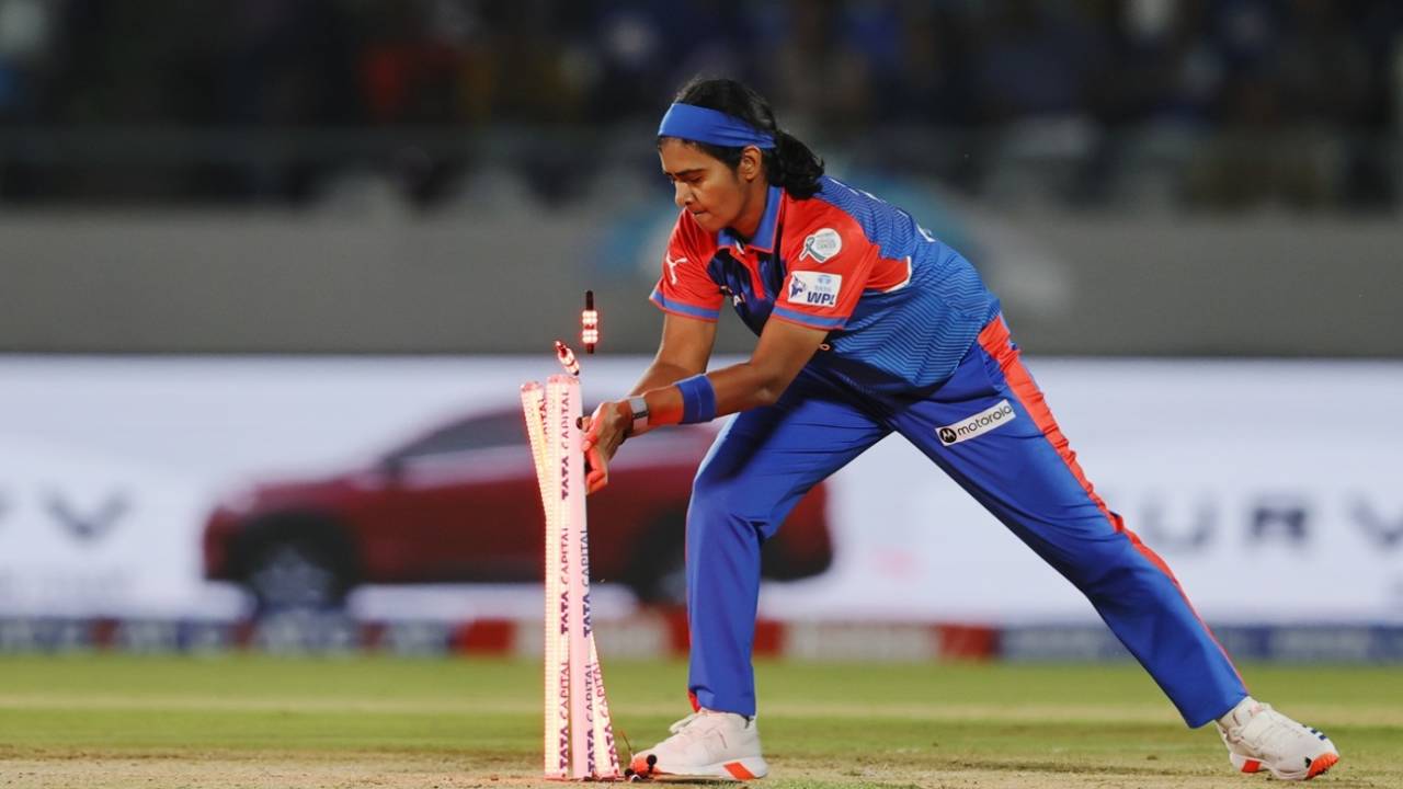 Shikha Pandey runs Jintimani Kalita out, Mumbai Indians vs Delhi Capitals, WPL 2025, Vadodara, February 15, 2025