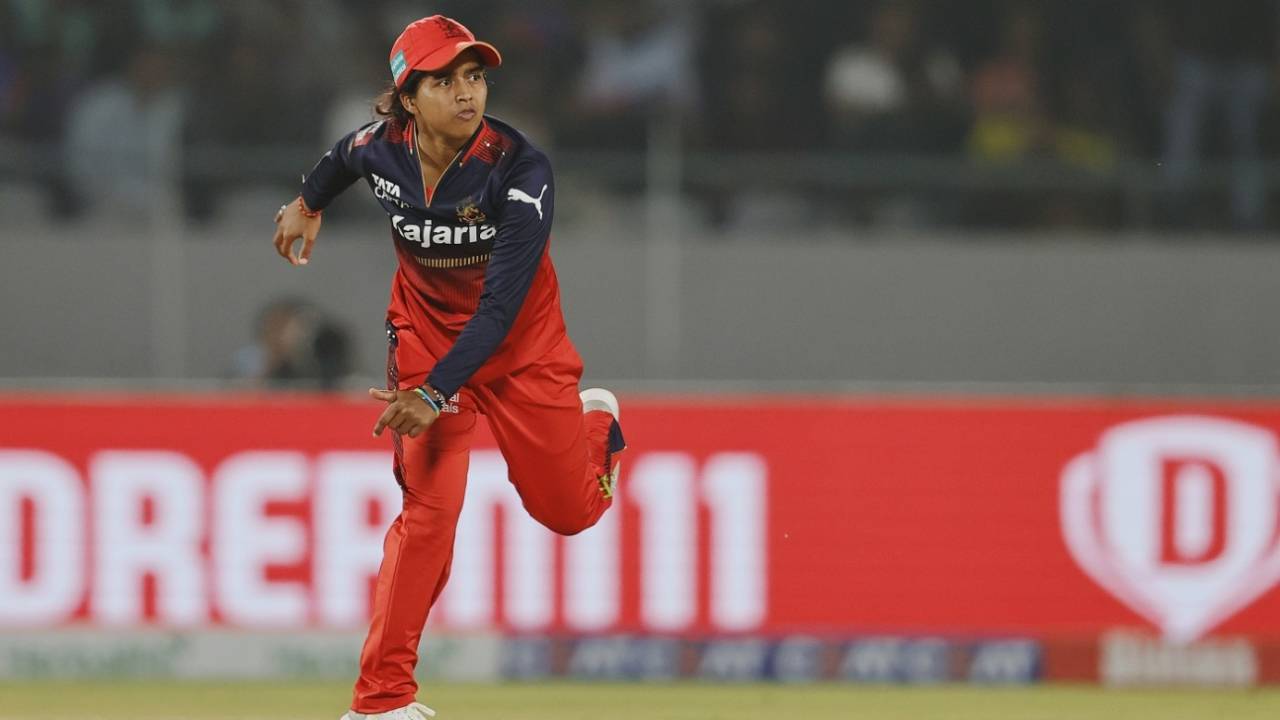 Ekta Bisht bowls, Delhi Capitals vs Royal Challengers Bengaluru, Vadodara, WPL, February 17, 2025