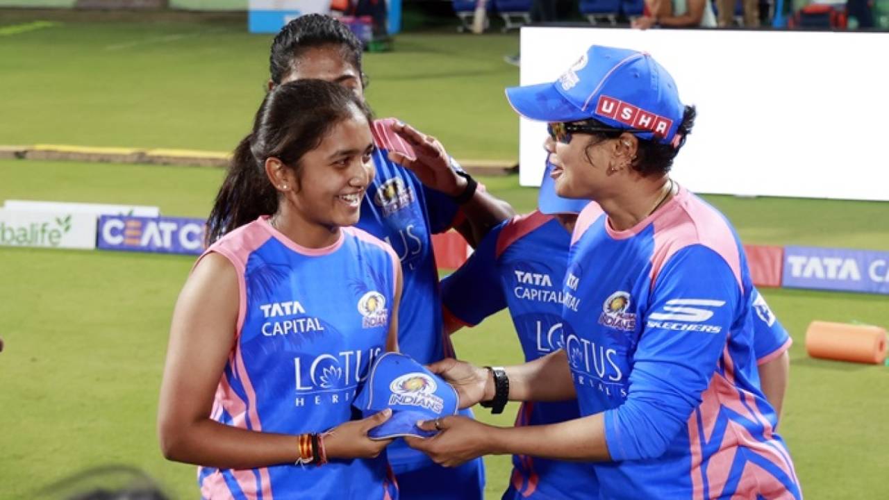 Parunika Sisodia receives her MI cap from Devika Palshikar, Gujarat Giants vs Mumbai Indians, WPL 2025, February 18, 2025