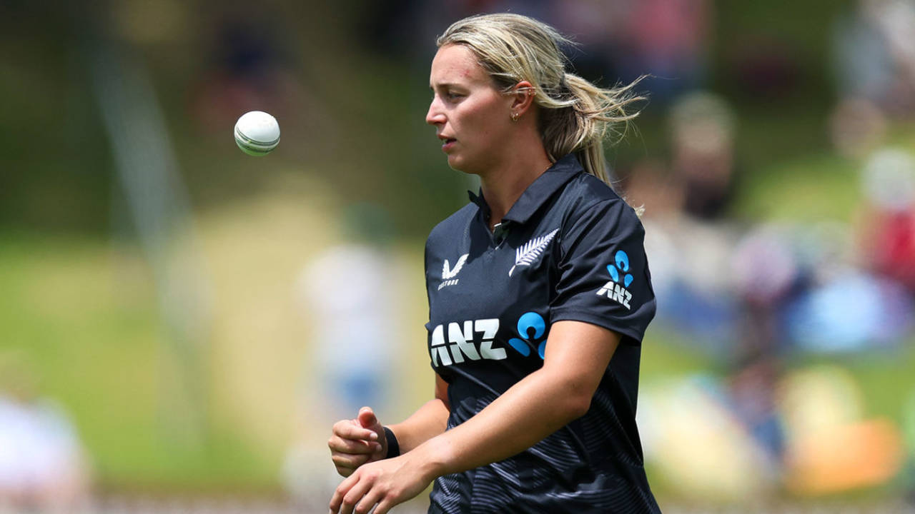 Molly Penfold prepares to bowl, New Zealand vs Australia, 3rd ODI, Wellington, December 23, 2025