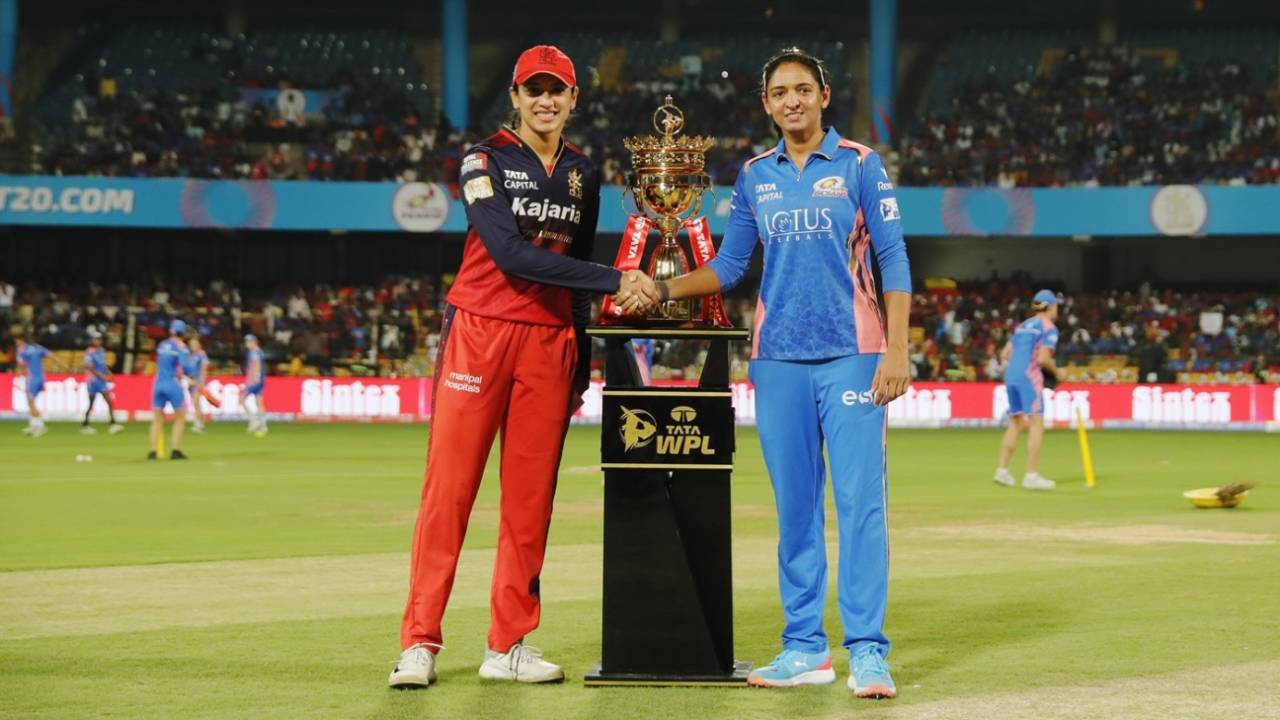 Smriti Mandhana and Harmanpreet Kaur at the toss, Royal Challengers Bengaluru vs Mumbai Indians, WPL, Bengaluru, February 21, 2025