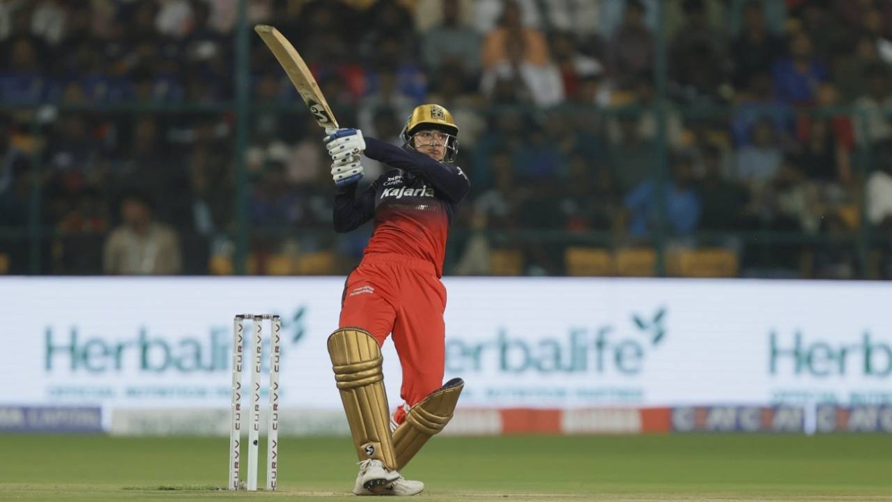 Smriti Mandhana takes on a short ball, Royal Challengers Bengaluru vs Mumbai Indians, WPL, Bengaluru, February 21, 2025