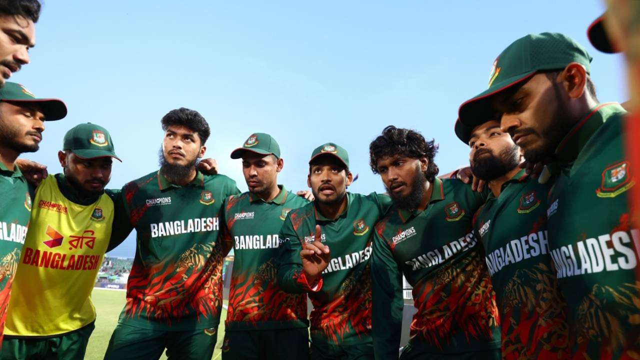 Bangladesh players are in a huddle ahead of the chase, Bangladesh vs New Zealand, Champions Trophy, Rawalpindi, February 24, 2025