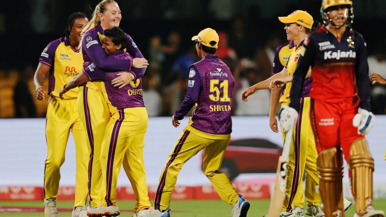Sophie Ecclestone thought she had dismissed Smriti Mandhana in the Super Over but a review overturned the decision, Royal Challengers Bengaluru vs UP Warriorz, WPL 2025, Bengaluru, February 24, 2025