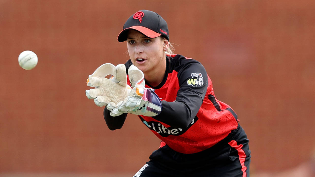 Nicole Faltum gathers the ball, Melbourne Renegades vs Perth Scorchers, WBBL, Junction Oval, November 2, 2024