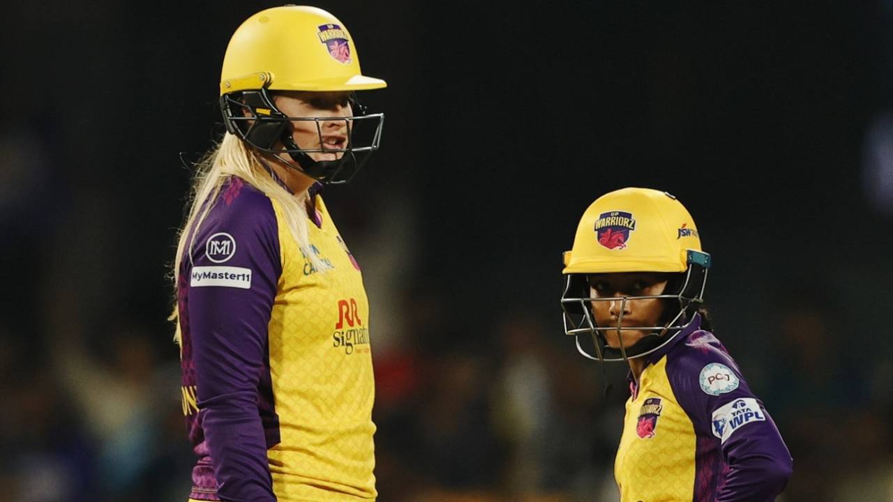 Sophie Ecclestone and Uma Chetry have a chat, Mumbai Indians vs UP Warriorz, Bengaluru, WPL, February 26, 2025