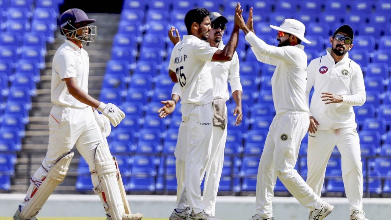 Nedumankuzhy Basil celebrates with his team-mates after dismissing Danish Malewar, Kerala vs Vidarbha, Ranji Trophy final, 2nd day, Nagpur, February 27, 2025
