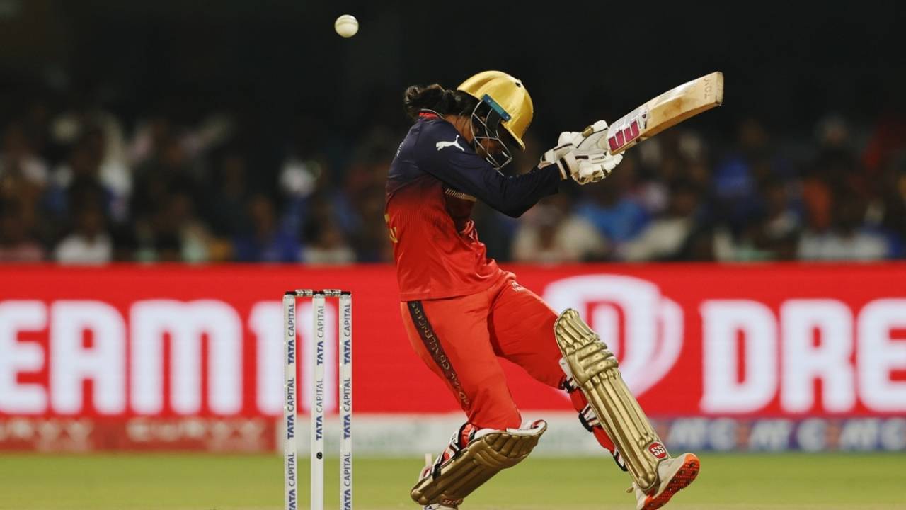 Raghvi Bist is discomfited by a bouncer, Royal Challengers Bengaluru vs Gujarat Giants, WPL 2025, Bengaluru, February 27, 2025