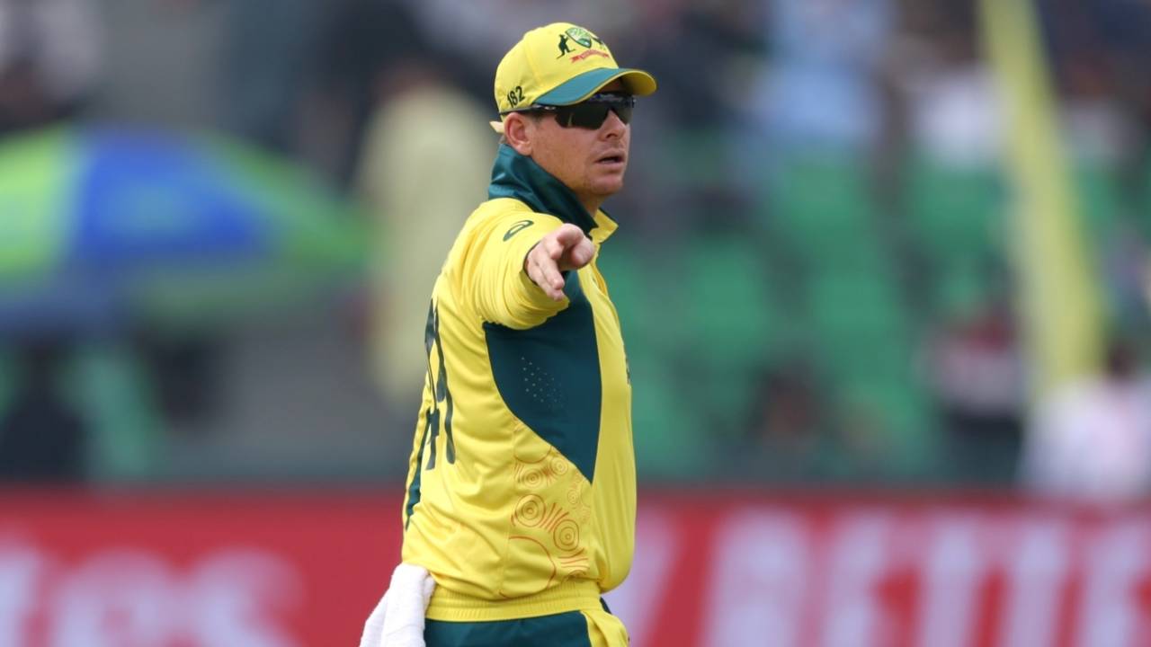 Steven Smith directs a field change, Afghanistan vs Australia, Champions Trophy, Lahore, February 28, 2025