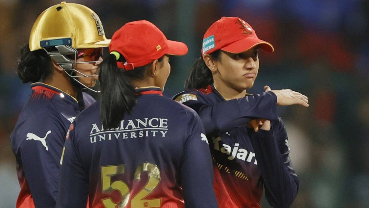 Smriti Mandhana signals for the DRS, Royal Challengers Bengaluru vs Delhi Capitals, WPL 2025, Bengaluru, March 1, 2025