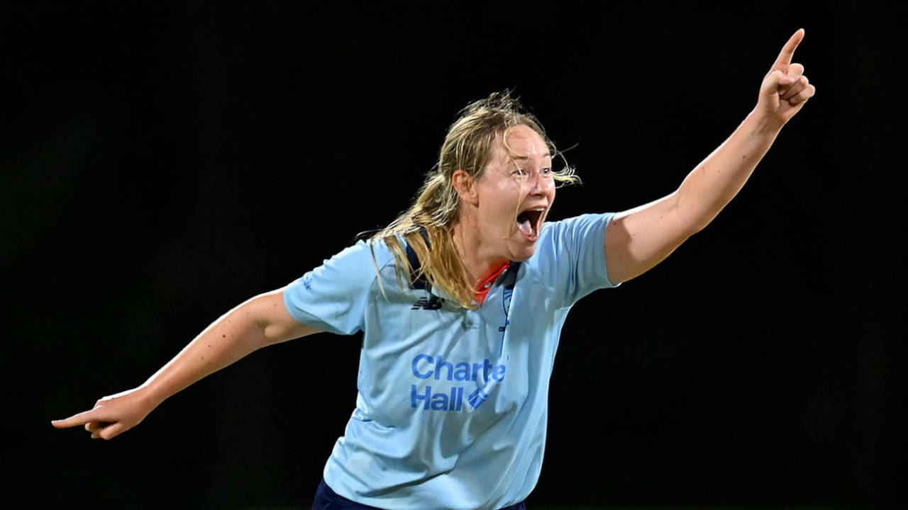 Lauren Cheatle claimed key early wickets and was part of a huge run out, Queensland vs New South Wales, WNCL final, Allan Border Field, March 2, 2025