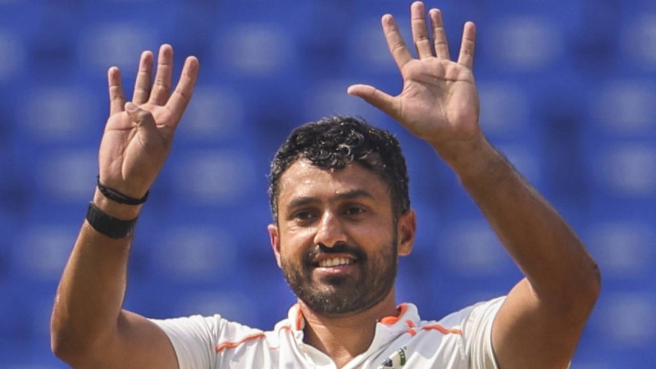 Karun Nair shows how many hundreds he has scored this domestic season, Kerala vs Vidarbha, Ranji Trophy final, Nagpur, 4th day, March 1, 2025