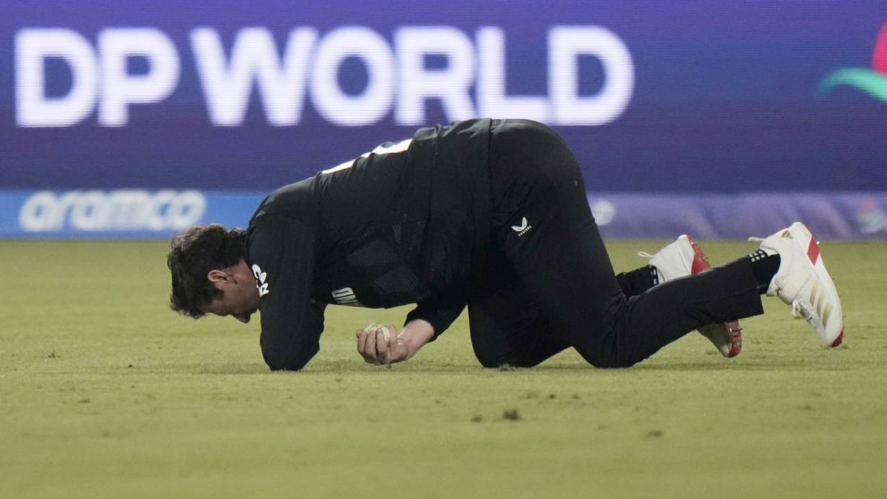 Matt Henry seemed to have hurt himself while taking Heinrich Klaasen's catch, New Zealand vs South Africa, Champions Trophy semi-final, Lahore, March 5, 2025