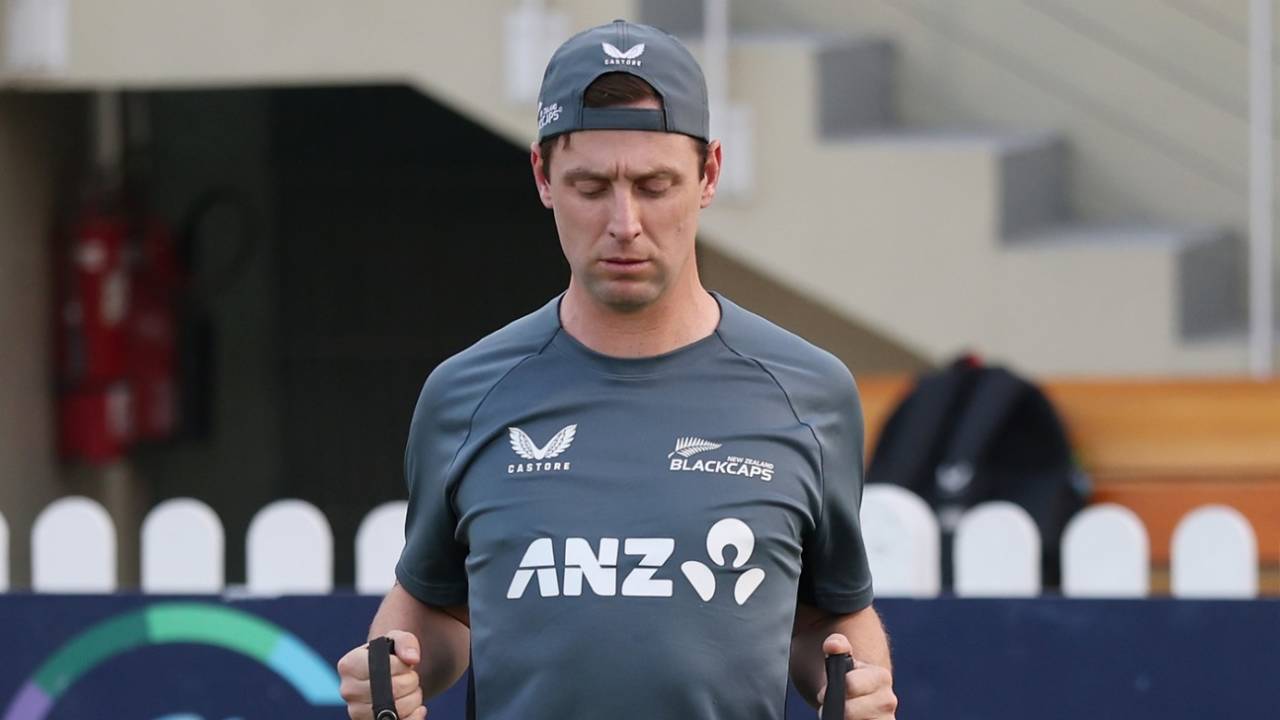 Matt Henry warms up, India vs New Zealand, Champions Trophy final, Dubai, March 8, 2025