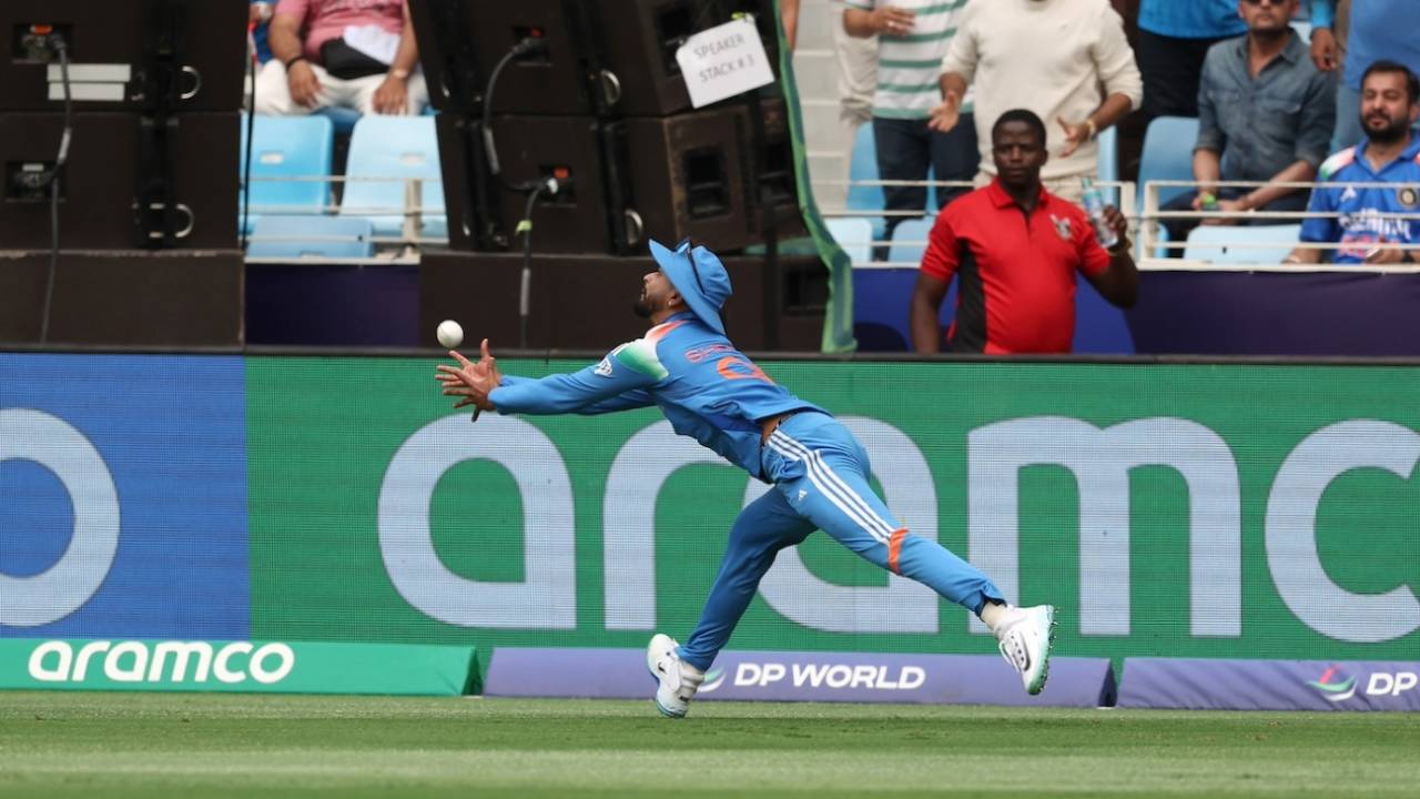 Shreyas Iyer couldn't latch on to this chance from Rachin Ravindra, India vs New Zealand, Champions Trophy final, Dubai, March 9, 2025