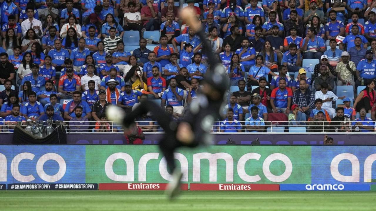 Glenn Phillips takes flight, India vs New Zealand, Champions Trophy final, Dubai, March 9, 2025