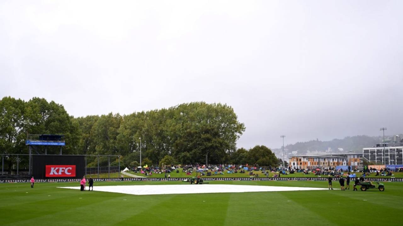 A rainy finish to the womens's game in Dunedin spilled over into the men's game briefly, New Zealand vs Sri Lanka, 3rd women's T20I, Dunedin, March 18, 2025
