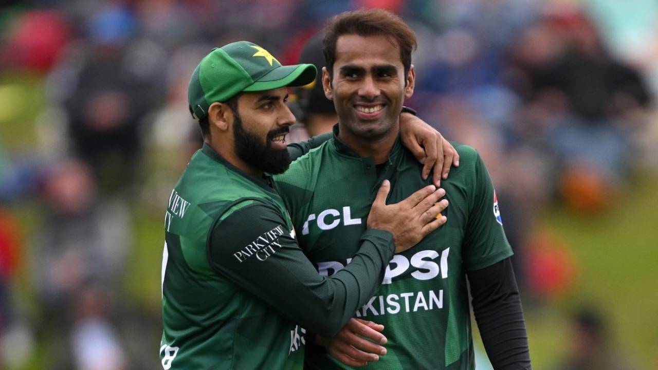 Shadab Khan and Mohammad Ali get together to celebrate, New Zealand vs Pakistan, 2nd T20I, Dunedin, March 18, 2025