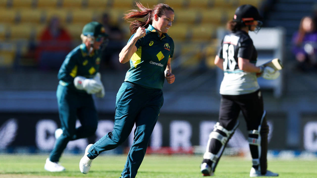 Megan Schutt became the first women's player to 150 T20I wickets, New Zealand vs Australia, 3rd T20I, Wellington, March 26, 2025