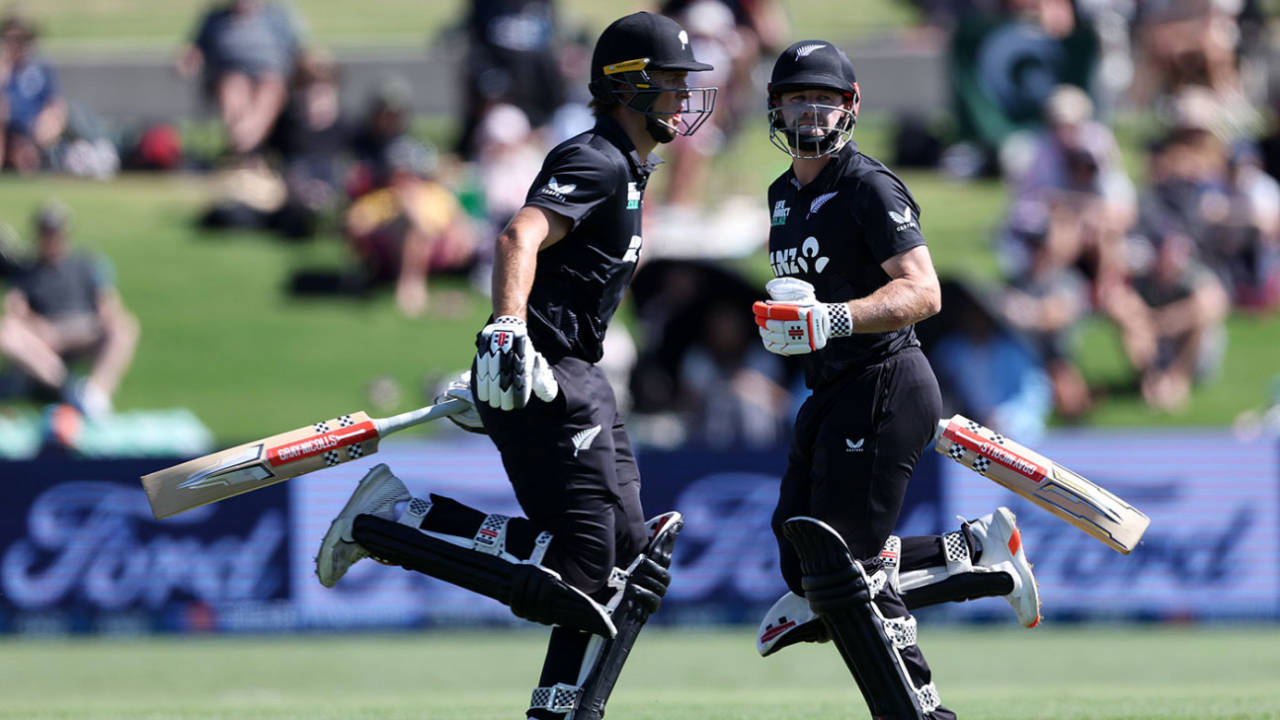Rhys Mariu and Henry Nicholls run between the wickets, New Zealand vs Pakistan, 3rd ODI, Mount Maunganui, April 5, 2025