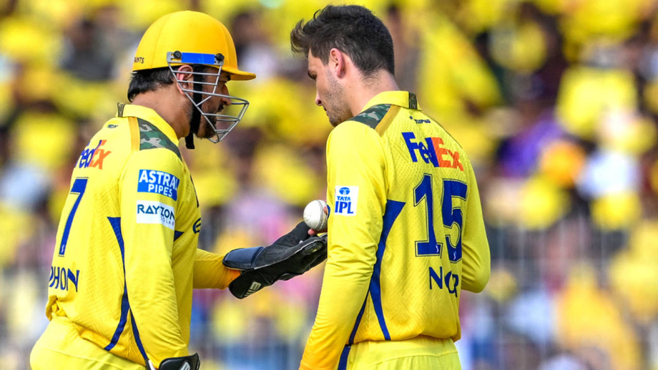 Noor Ahmad has a chat with MS Dhoni, Chennai Super Kings vs Delhi Capitals, IPL, Chennai, April 5, 2025