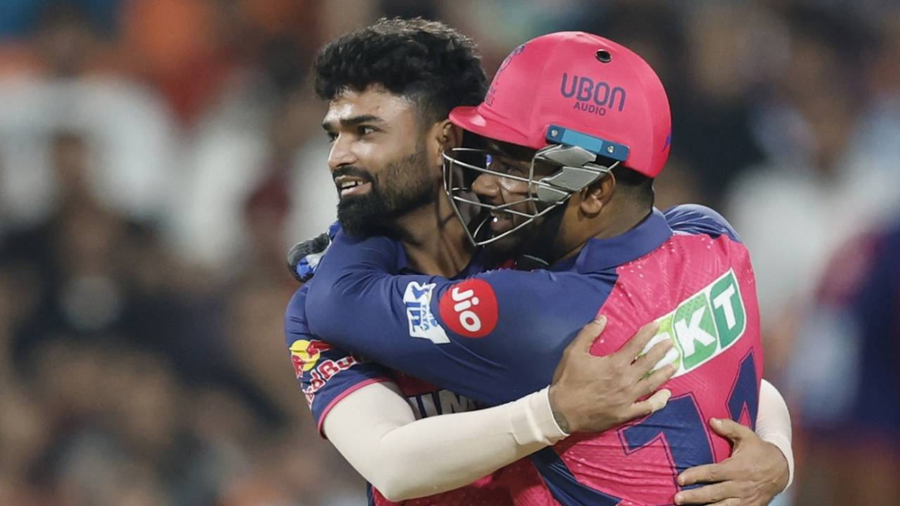 Sanju Samson embraces Kumar Kartikeya after the fall of Prabhsimran Singh's wicket, Punjab Kings vs Rajasthan Royals, IPL 2025, Mullanpur, April 5, 2025