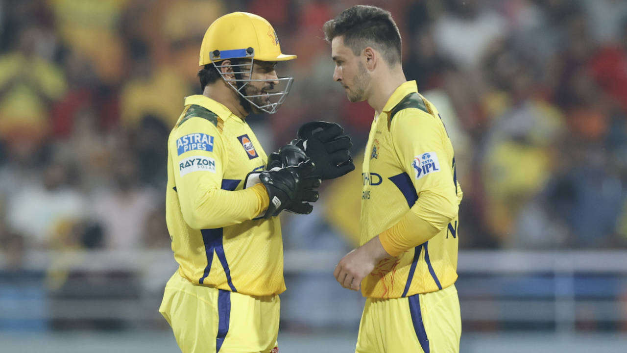 MS Dhoni has a word with Noor Ahmad, Punjab Kings vs Chennai Super Kings, IPL 2025, Mullanpur, April 8, 2025