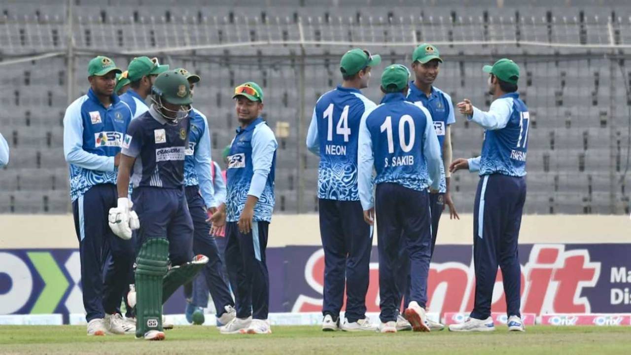 Minhajul Abedin was stumped by Alif Hasan, Gulshan Cricket Club vs Shinepukur Cricket Club, Dhaka Premier Division Cricket League, Mirpur, April 09, 2025