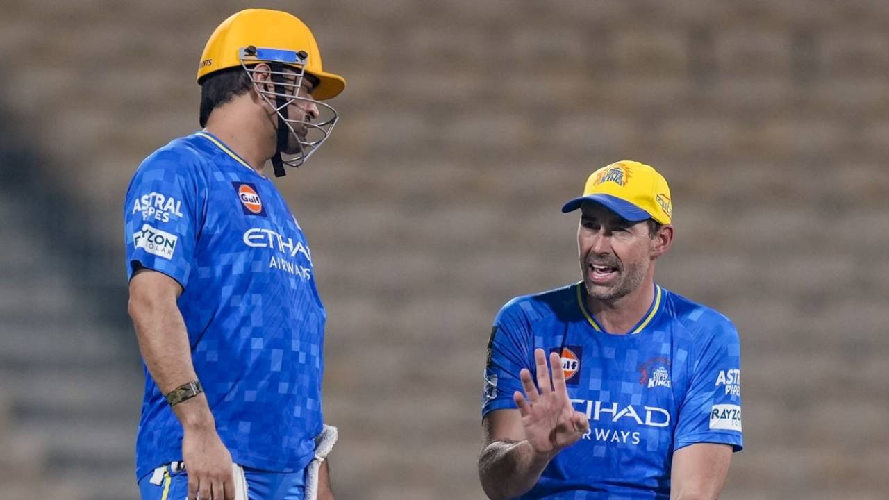 MS Dhoni has chat with Stephen Fleming, Chennai Super Kings vs Kolkata Knight Riders, IPL 2025, Chennai, April 11, 2025