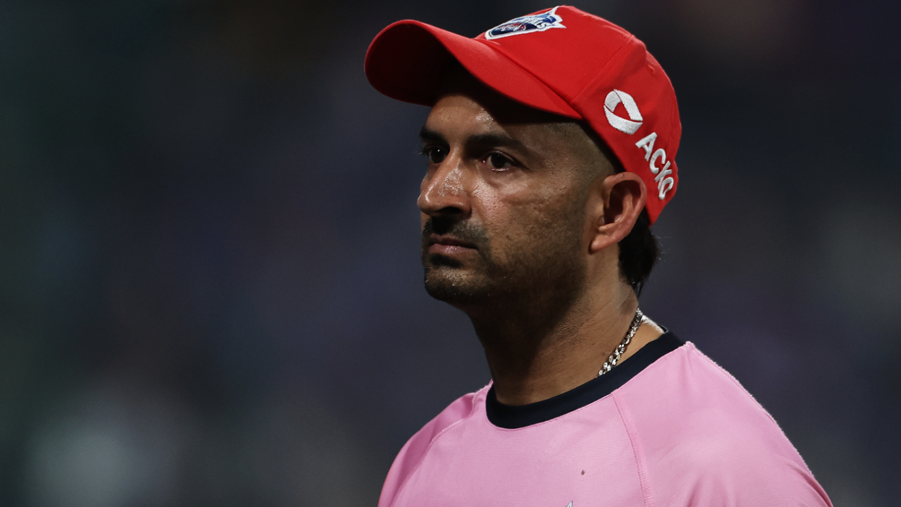 Mohit Sharma looks on, Delhi Capitals vs Mumbai Indians, IPL 2025, Delhi, April 13, 2025