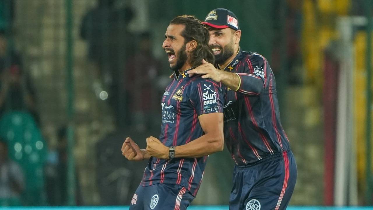 Hasan Ali celebrates a wicket with Mohammad Nabi, Karachi Kings vs Quetta Gladiators, PSL 2025, Karachi, April 18, 2025