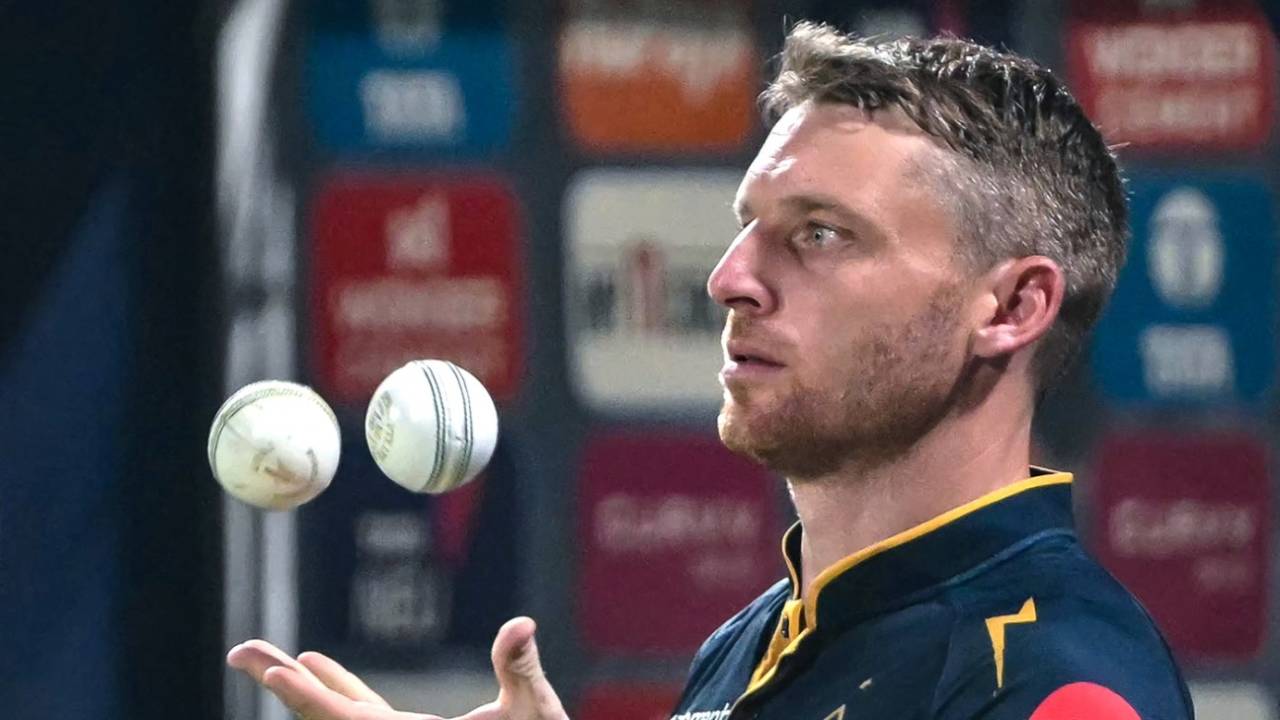 Jos Buttler juggles while waiting for his turn to bat, Kolkata Knight Riders vs Gujarat Titans, IPL 2025, Kolkata, April 20, 2025
