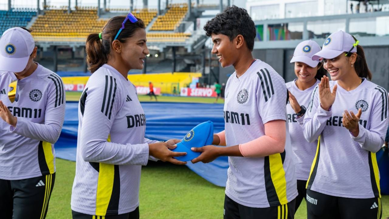 Shree Charani receives her ODI cap from Sneh Rana, Sri Lanka vs India, Colombo, ODI tri-series, April 27, 2025