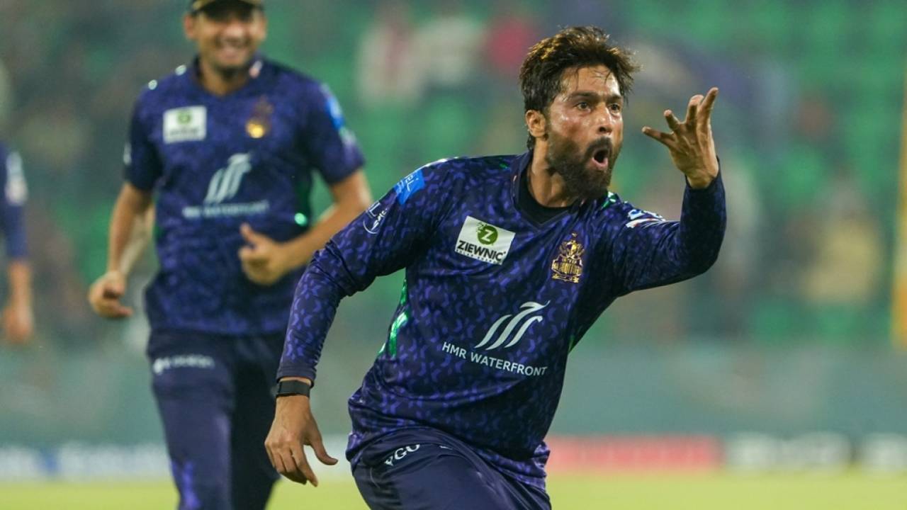 Mohammad Amir celebrates after getting rid of Babar Azam, Peshawar Zalmi vs Quetta Gladiators, PSL 2025, Lahore, April 27, 2025