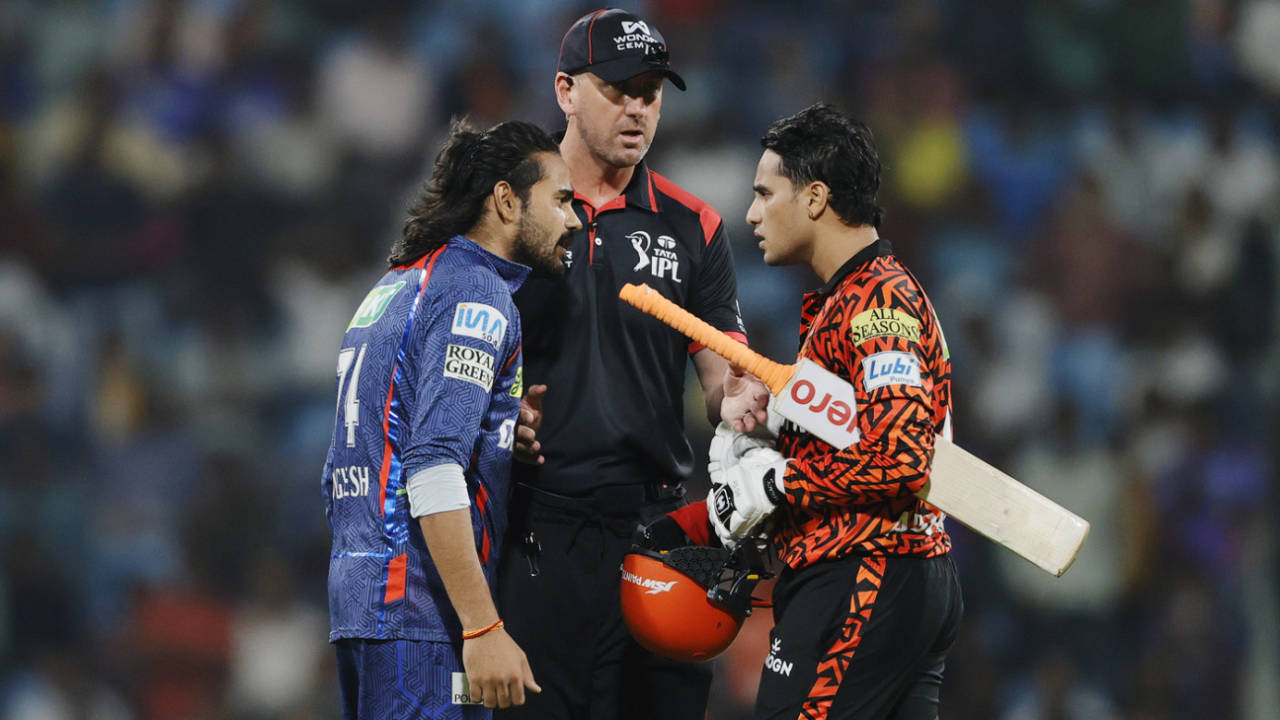 The umpire separates Digvesh Rathi and Abhishek Sharma, Lucknow Super Giants vs Sunrisers Hyderabad, IPL 2025, Lucknow, May 19, 2025