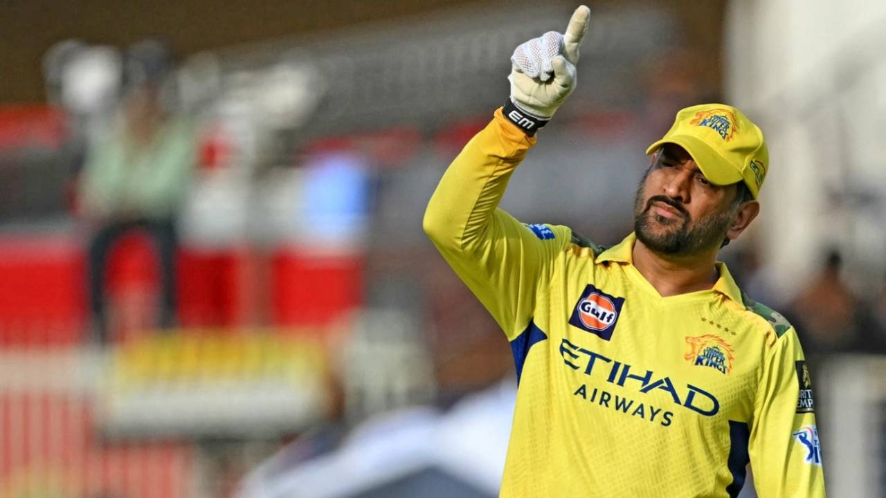 MS Dhoni gestures to his fielder, Gujarat Titans vs Chennai Super Kings, IPL, Ahmedabad, May 25, 2025