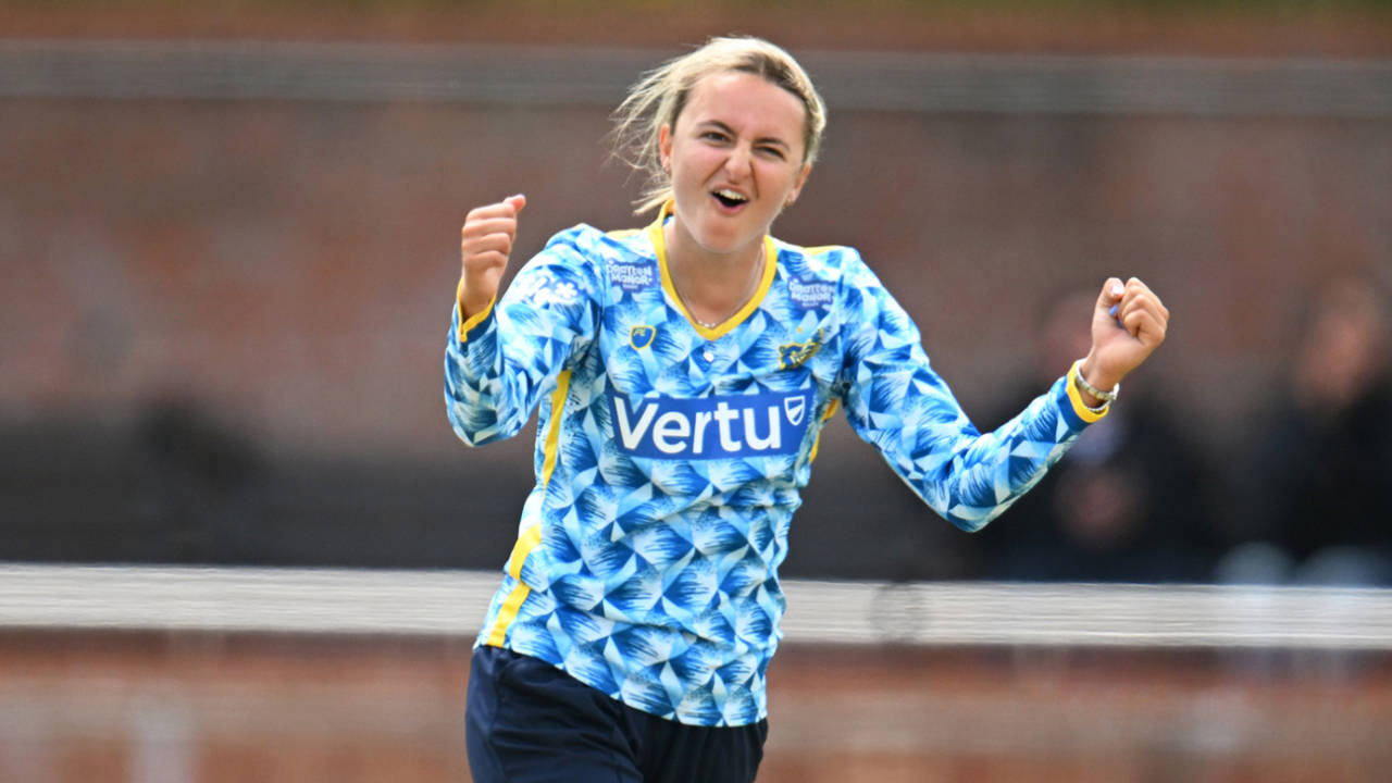 Hannah Baker claimed 3 for 25, Surrey vs Warwickshire, Women's T20 County Cup semi-final, Taunton, May 26, 2025